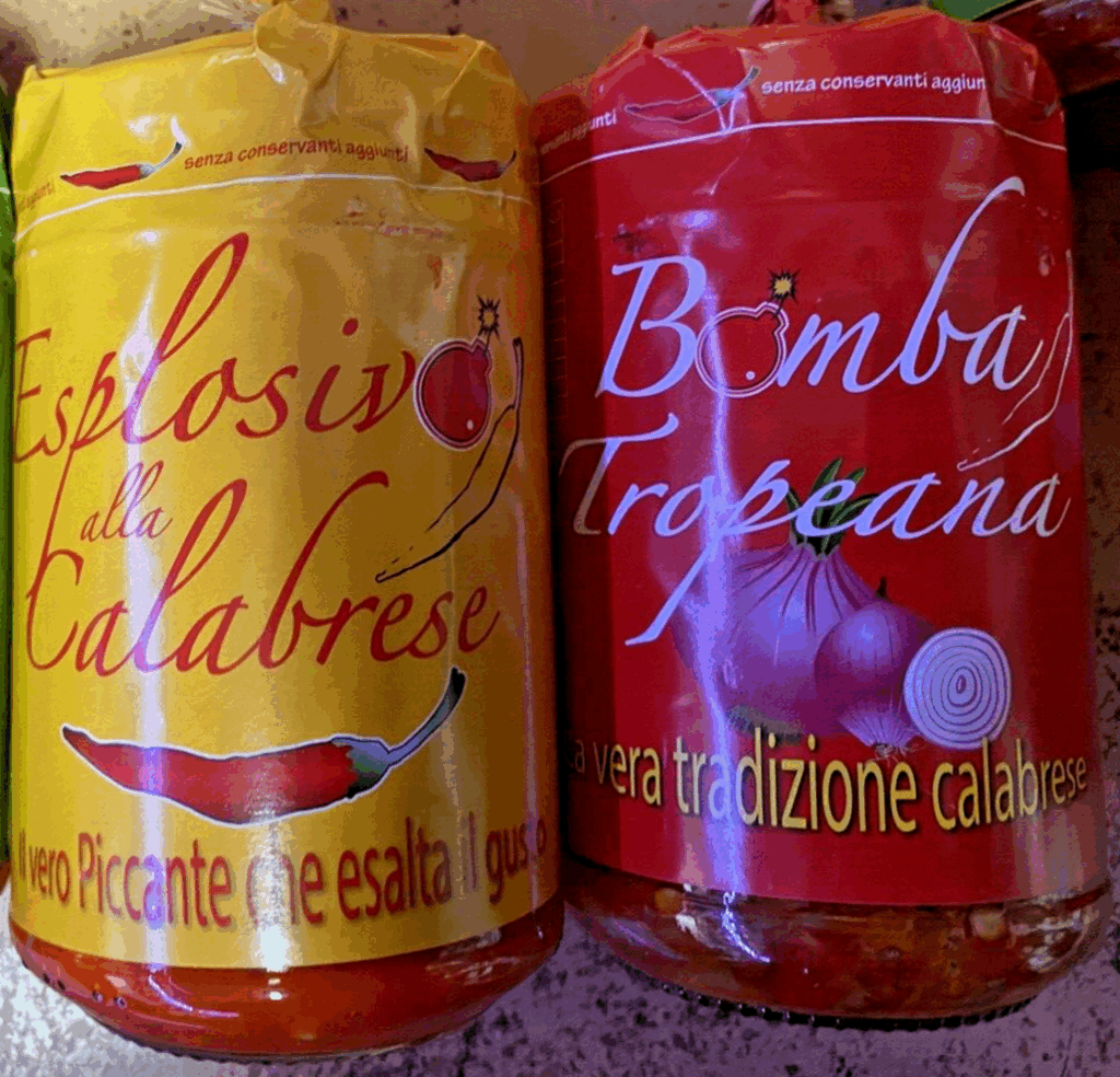 DUE VASETTI BOMBA TROPEANA ESPLOSIVO CALABRESE CIPOLLA PEPERONCINO GUSTO CUCINA
